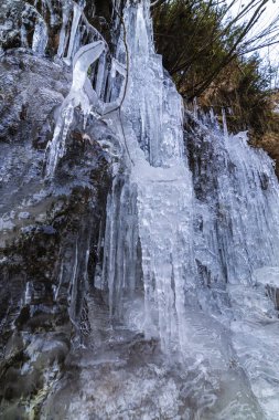 Donmuş bir şelaleden dağdaki güzel şekilli buz saçakları.