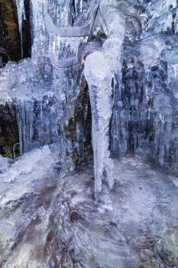 Donmuş bir şelaleden dağdaki güzel şekilli buz saçakları.