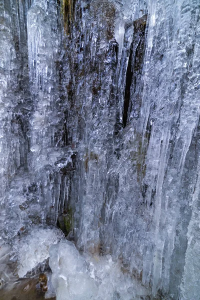 Krásně tvarované rampouchy na hoře ze zamrzlého vodopádu — Stock fotografie