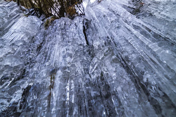 Ghiaccioli splendidamente sagomati su una montagna da una cascata ghiacciata — Foto Stock