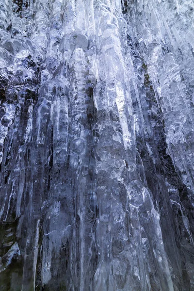 Vackert formade istappar på ett berg från ett fruset vattenfall — Stockfoto