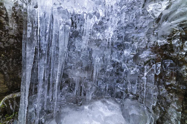 Belamente em forma de gelo em uma montanha de uma cachoeira congelada — Fotografia de Stock