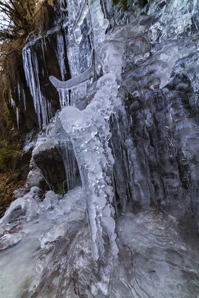 Vackert formade istappar på ett berg från ett fruset vattenfall — Stockfoto