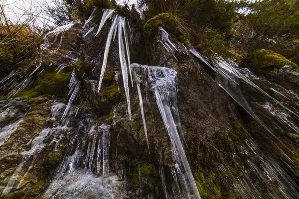 Красиво виглядають бурульки на горі з замерзлого водоспаду — стокове фото