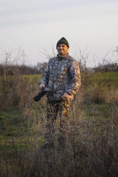 Profesjonalny fotograf przyrody w odzieży kamuflażowej — Zdjęcie stockowe