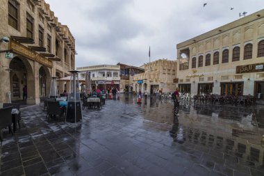 Doha, Katar - 10 Temmuz 2020: Souq Wakif 'te turist ve yerel. Bu yüzden