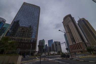 Doha, Katar - 10 Temmuz 2020: Modern gökdelenlerin sokak manzarası 