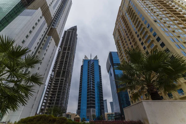 Doha, Katar - 10 Temmuz 2020: Modern gökdelenlerin sokak manzarası 