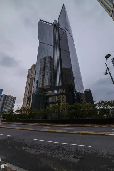 Doha, Qatar - july 10, 2020 : Street view of modern skyscrapers — Stock Photo, Image