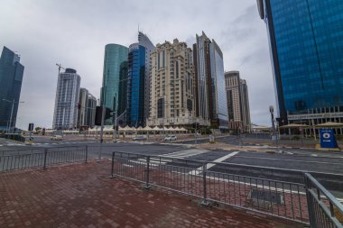 Doha, Katar - 10 Temmuz 2020: Modern gökdelenlerin sokak manzarası 