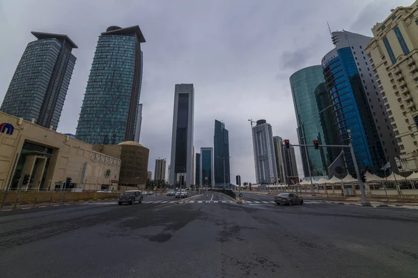 Doha, Qatar - july 10, 2020 : Street view of modern skyscrapers — Stock Photo, Image