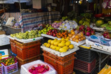 14 Ocak 2020, Hanoi Vietnam 'da taze, çeşitli gıda pazarı.