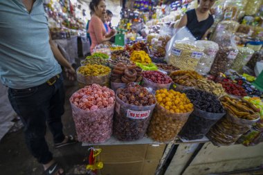 14 Ocak 2020, Hanoi Vietnam 'da taze, çeşitli gıda pazarı.