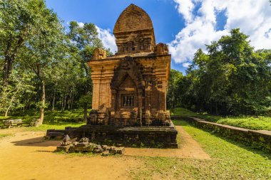 14 Ocak 2020 Oğlum Vietnam 'daki Eski Hindu tapınağının kalıntıları.