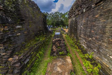 14 Ocak 2020 Oğlum Vietnam 'daki Eski Hindu tapınağının kalıntıları.