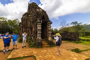 14 Ocak 2020 Oğlum Vietnam 'daki Eski Hindu tapınağının kalıntıları.