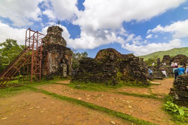 14 Ocak 2020 Oğlum Vietnam 'daki Eski Hindu tapınağının kalıntıları.