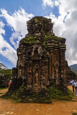 14 Ocak 2020 Oğlum Vietnam 'daki Eski Hindu tapınağının kalıntıları.