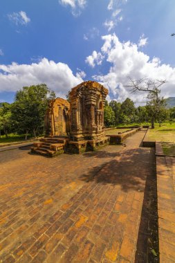 14 Ocak 2020 Oğlum Vietnam 'daki Eski Hindu tapınağının kalıntıları.