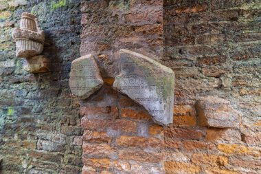 14 Ocak 2020 Oğlum Vietnam 'daki Eski Hindu tapınağının kalıntıları.