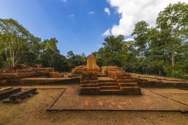 14 Ocak 2020 Oğlum Vietnam 'daki Eski Hindu tapınağının kalıntıları.