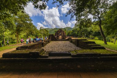 14 Ocak 2020 Oğlum Vietnam 'daki Eski Hindu tapınağının kalıntıları.