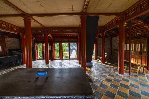 Minh lau Pavillon am minh mang kaiserlichen Grab in Farbe, Vietnam — Stockfoto