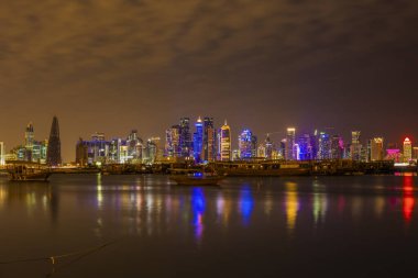 18 Ocak 2020. Doha şehrinin ufuk çizgisi gece aydınlandı. Katar, Orta Doğu