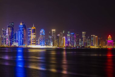 18 Ocak 2020. Doha şehrinin ufuk çizgisi gece aydınlandı. Katar, Orta Doğu