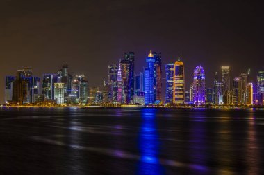 18 Ocak 2020. Doha şehrinin ufuk çizgisi gece aydınlandı. Katar, Orta Doğu