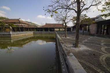 Vietnam 'da da Nang' da, Güneş Dünyası 'nda teleferiğin girişindeki bina ve çitler. 16 Ocak 2020 'de güneşli bir gün