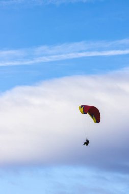 Skydiver gökyüzünde renkli paraşüt üzerinde. Etkin Hobiler
