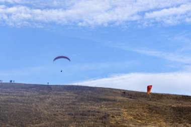 Skydiver gökyüzünde renkli paraşüt üzerinde. Etkin Hobiler