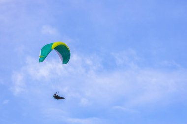 Skydiver gökyüzünde renkli paraşüt üzerinde. Etkin Hobiler