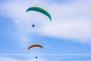 Skydiver gökyüzünde renkli paraşüt üzerinde. Etkin Hobiler