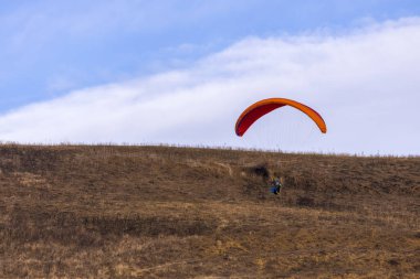 Skydiver gökyüzünde renkli paraşüt üzerinde. Etkin Hobiler