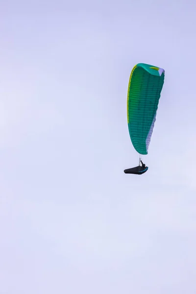 Parachutiste Sur Parachute Coloré Dans Ciel Loisirs Actifs — Photo