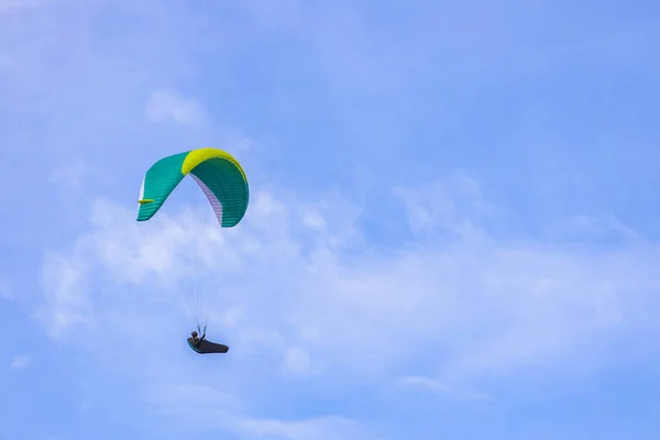 Fallschirmspringer Bunten Fallschirm Himmel Aktive Hobbys — Stockfoto