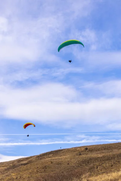 Fallskärmshoppare Färgglad Fallskärm Himlen Aktiva Hobbies — Stockfoto