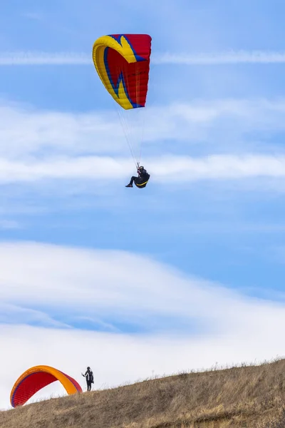 空にカラフルなパラシュートにスカイダイバー アクティブな趣味 — ストック写真