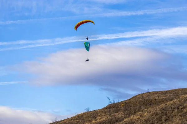 Paracaidista Colorido Paracaídas Cielo Aficiones Activas —  Fotos de Stock