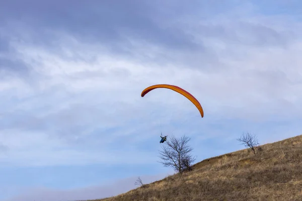 Parachutiste Sur Parachute Coloré Dans Ciel Loisirs Actifs — Photo