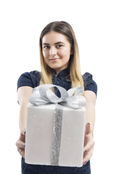 Ευτυχισμένη Όμορφη Νεαρή Γυναίκα Κρατώντας Κουτί Δώρου Πάνω Από Λευκό — Φωτογραφία Αρχείου