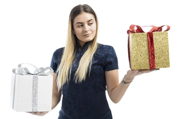 Ευτυχισμένη Όμορφη Νεαρή Γυναίκα Κρατώντας Κουτί Δώρου Πάνω Από Λευκό — Φωτογραφία Αρχείου