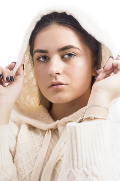 Close Retrato Uma Jovem Mulher Bonita Com Suéter Branco — Fotografia de Stock