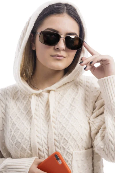 Ragazza Alla Moda Con Cappuccio Bianco Occhiali Sole Con Smart — Foto Stock