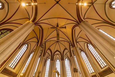 Berlin - 08 Şubat 2020: Altstadt Spandau 'nun tarihi merkezindeki St. Nicholas Kilisesi.