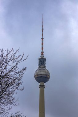 162/5000BERLIN, GERMANY - February 05, 2020: View of the Television Tower (Fernsehturm) in Berlin from Alexander Platz. The famous TV tower has a height of 368 meters.