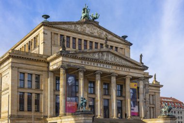 Jandarma Berlin (jandarma pazarı) 7 Şubat 2020, güneşli bir günde Berlin, Almanya 'da ünlü bir kent.