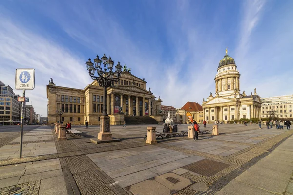 Gendarmarkt Berlin ジェンダーメンマーケット 2020年2月7日青空が広がる晴れた日にドイツのベルリンで有名なランドマーク — ストック写真